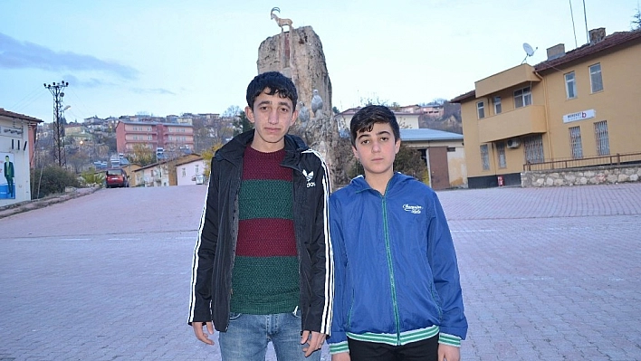 Oynarken kameraya yakalanan çocuklar, kendilerini haberde izleyince heyecanlanmışlar 