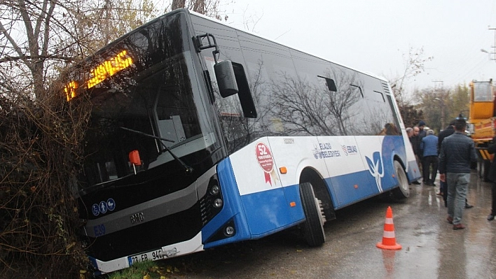 Belediye Otobüsü Su Kanalına Uçtu