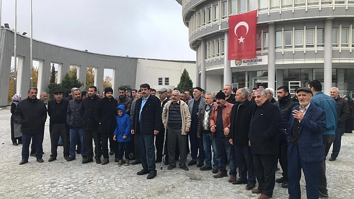 Belediye önünde minibüs eylemi 