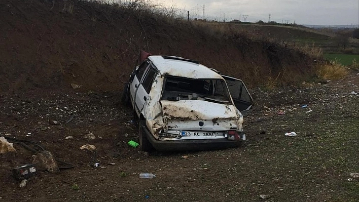 Direksiyon hakimiyetini kaybeden sürücü tepeye çarptı: 1 ölü, 3 yaralı 