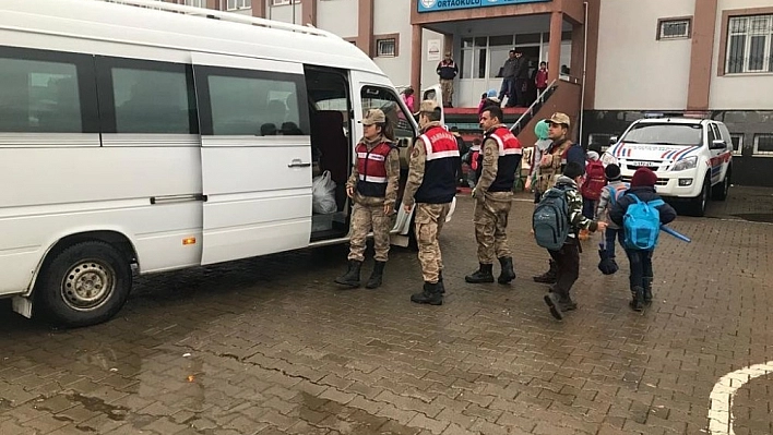 Jandarmadan okul önlerinde denetim 