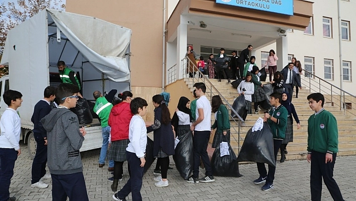 Öğrencilerden hayır çarşısına kıyafet bağışı 