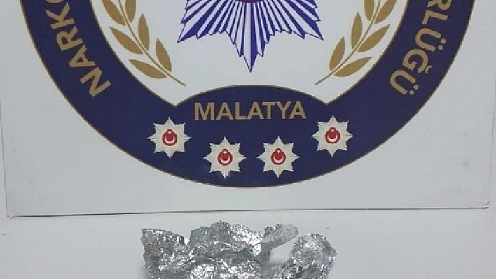 Polisten kaçan sürücünün aracında uyuşturucu bulundu 