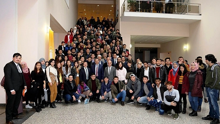Rektör Kızılay, yabancı öğrencilerle buluştu 