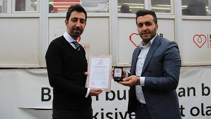 Solhan'da düzenli kan bağışı yapan 4 kişi madalya verildi 