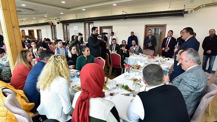 Gürkan, Multidisipliner Kongresi'ne katılanlarla bir araya geldi 