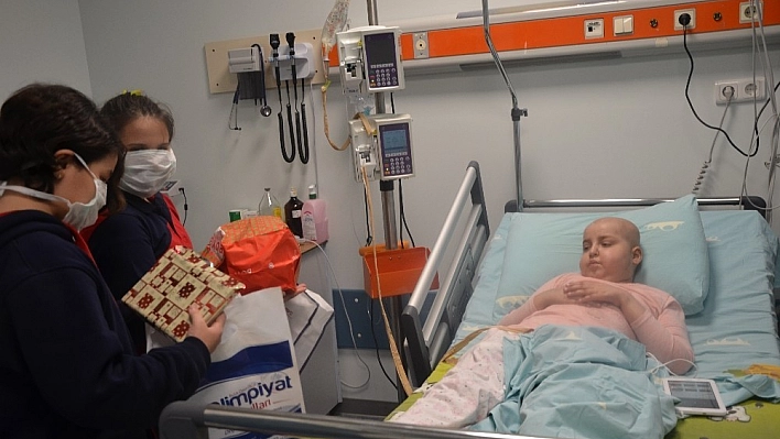 Öğrencilerden lösemi hastası çocuklara moral ziyareti 