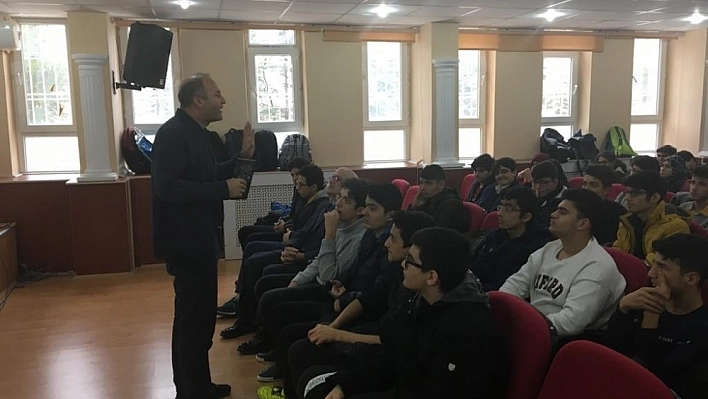 Tarihçi Mehmet Şahin okurlarıyla buluştu 