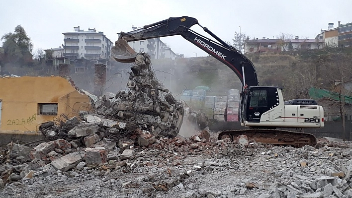 Uyuşturucu kullanılan eski mezbahane yıkıldı 