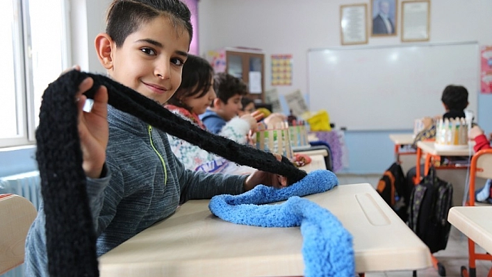 Tuncelili öğrenciler, Hakkarili öğrenciler için örüyor 