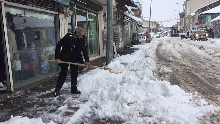 Karlıova'da kar temizleme çalışmaları başladı 