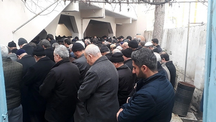 Öldürülen anne toprağa verildi