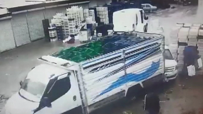 Akıl almaz kazadan, saniyelerle kurtuldular 