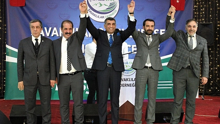 Elazığ'da belediye başkan adayları el ele