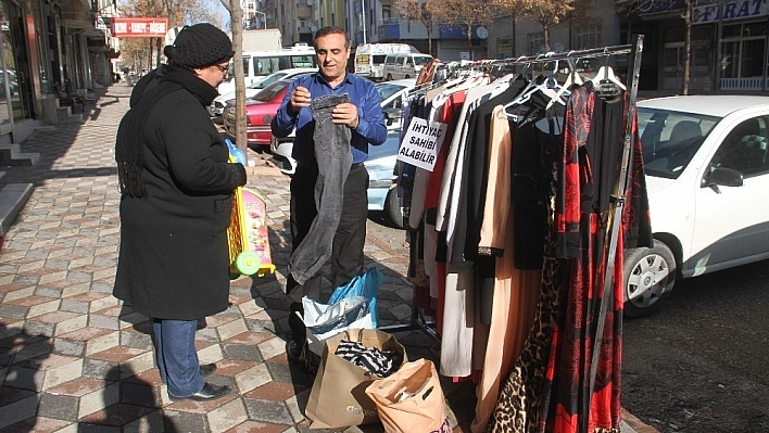 İhtiyaç Sahiplerine 'Askıda Kıyafet'