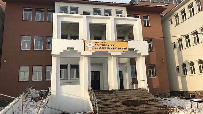 Bingöl'de okulun girişindeki çatı kardan çöktü 
