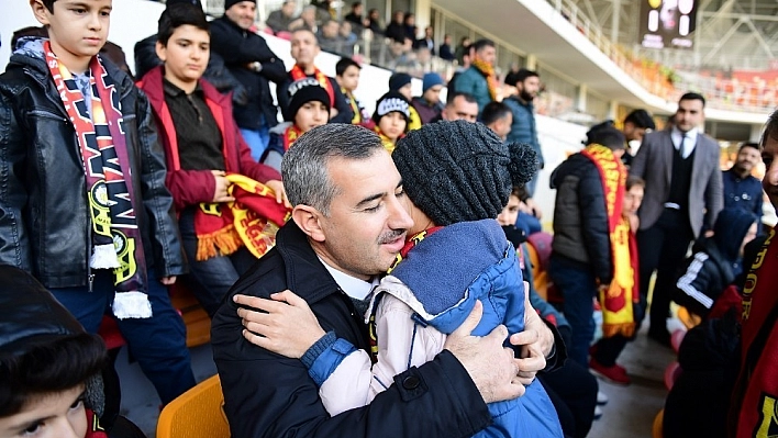 Yeşilyurt Belediyesinden maça gitmek isteyen çocuklara jest 