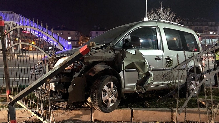 Araç, demir korkuluklara çarptı