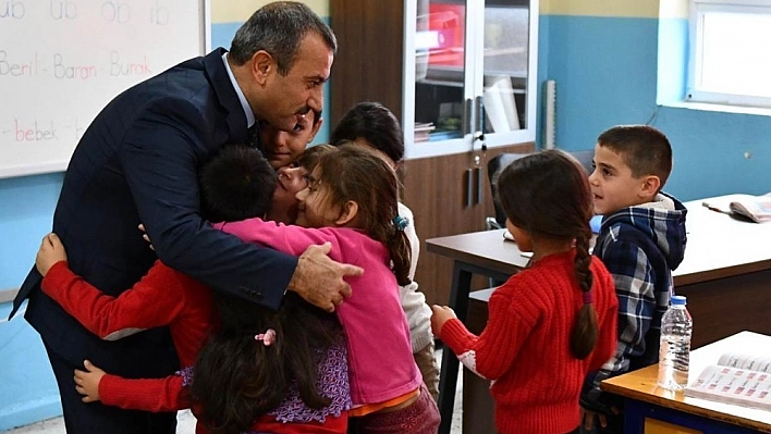 Öğrenciler, Vali Sonel'e sevgilerini sarılarak gösterdi 