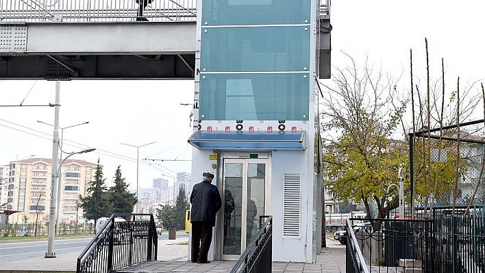 Üstgeçitlerde engelliler için asansörler yapılıyor 