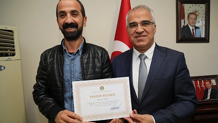 Bingöl'de baygınlık geçiren yolcuyu, hastaneye yetiştiren halk otobüsü şoförüne takdir belgesi 