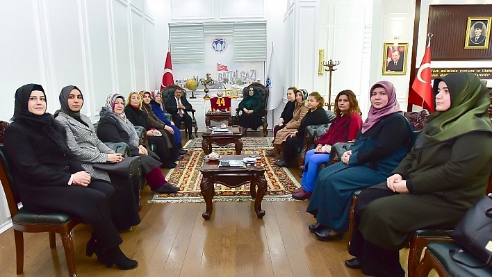 AK Parti Kadın Kolları Başkanı Oğuzhan, Başkan Gürkan'ı ziyaret etti 