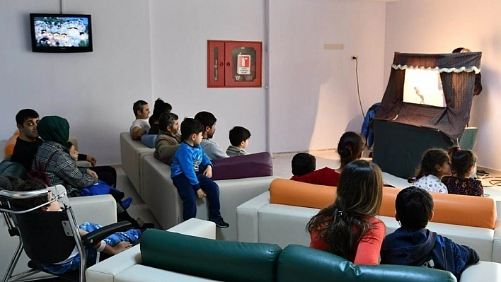 Çocuklar,  Hacivat ve Karagöz oyunu ile moral buldu 