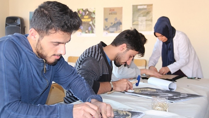 Dersten kalan zamanla Filografi sanatını öğreniyorlar 