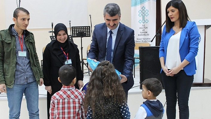 Üniversite öğrencileri mahkum kadın ve çocuklarının yüzlerini güldürdü 