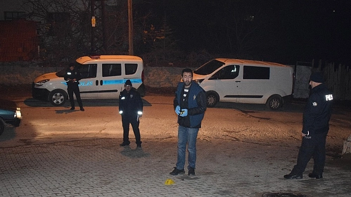 Yoldan geçerken silahlı kavgada yaralandı 