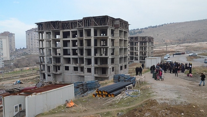 8 yıl önce parasını ödedikleri evleri istiyorlar 