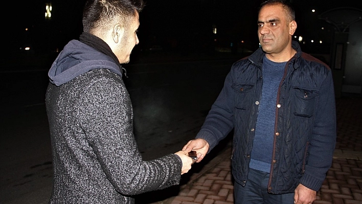 Temizlik görevlisi bulduğu cüzdanı sahibine teslim etti 