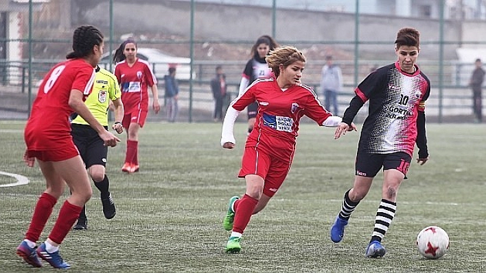 Bayanlar maçında kırmızı kartlar hava uçuştu 