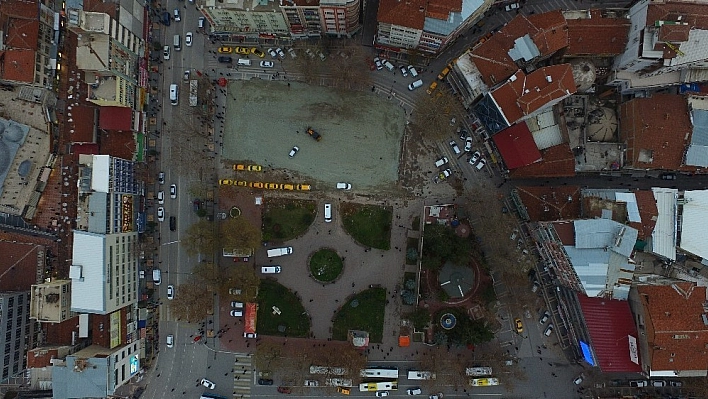 Başkan Polat, yeni kent meydanı çalışmalarını inceledi 