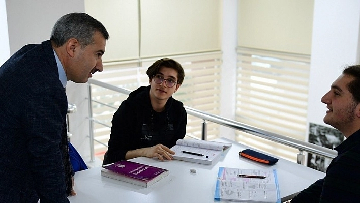 Millet kıraathanesi ilgi odağı oldu 
