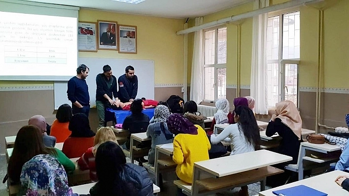 Öğrencilere uygulamalı ilk yardım eğitimi 