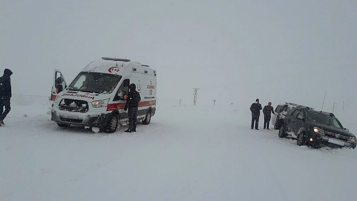 Kar tipi araçları yolda bıraktı, kaza meydana geldi: 4 yaralı 