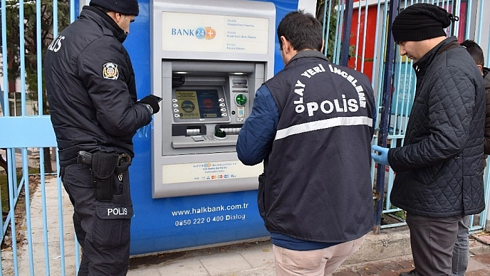 ATM'ye takılan tuzağı vatandaş fark etti 