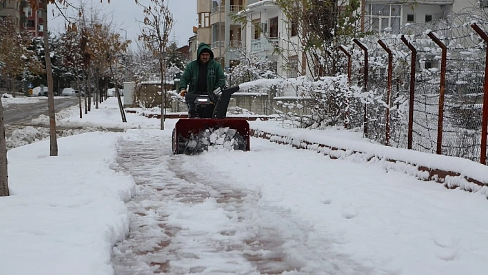 Ekipler, buzlanmaya karşı  çalışma yapıyor 