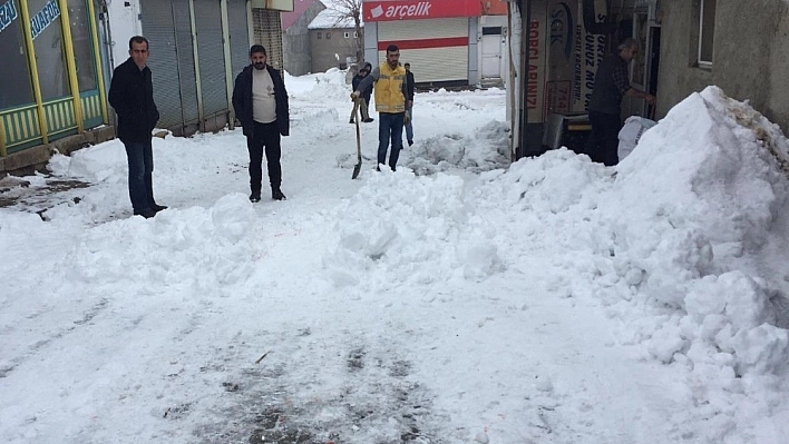 Çatıdan düşen kar altında kalan ve kepçe üzerinden geçen çocuk öldü 