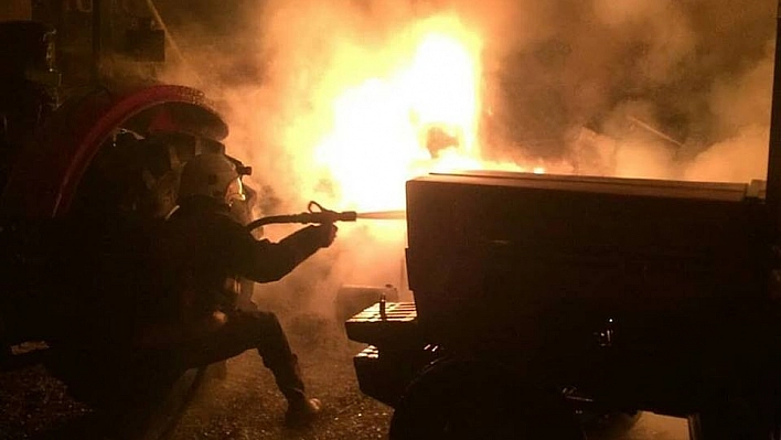 Elazığ'da traktör bayiinde çıkan yangın maddi zarar verdi 