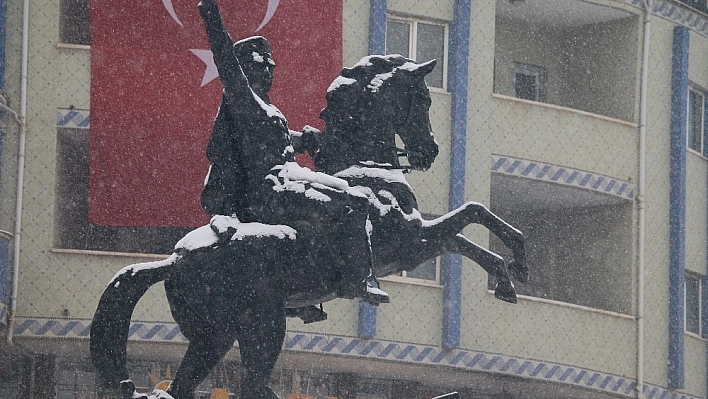 Hekimhan'da kar yağışı etkili oluyor 