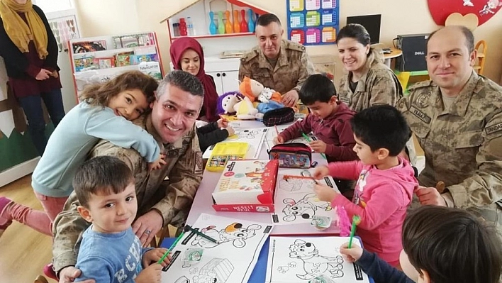 Bingöl'de jandarmadan çocuklara hediye 