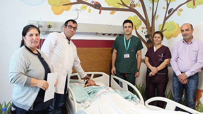 Çocuktaki  1,5 santimlik taş çıkarıldı