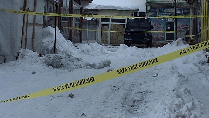 Üzerine düşen kar sebebiyle kepçe altında kalan çocuk toprağa verildi 