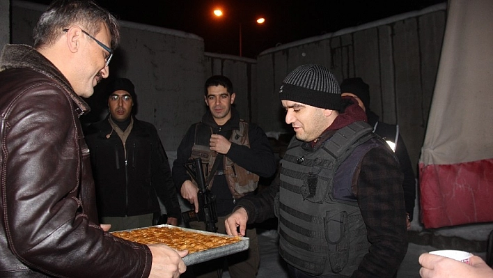 Vali Ekinci'den kontrol noktalarına baklavalı ziyaret 