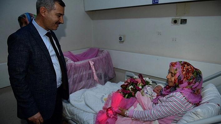 Çınar, yeni yılın ilk bebeklerine ziyaret 
