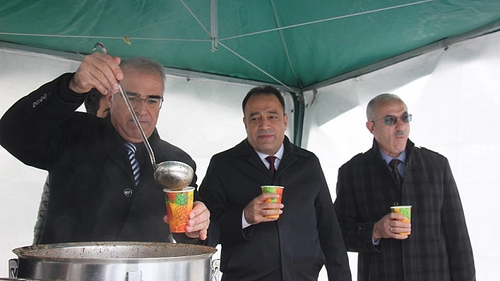 Kış günü, öğrencilere sınav öncesi sıcak çorba