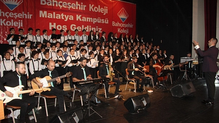Öğrenciler 80'lerin ve 90'ların unutulmaz pop şarkılarını söyledi 