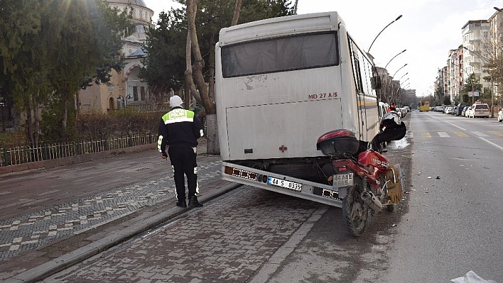 Park halindeki otobüse çarpan motosiklet sürücüsü yaralandı 